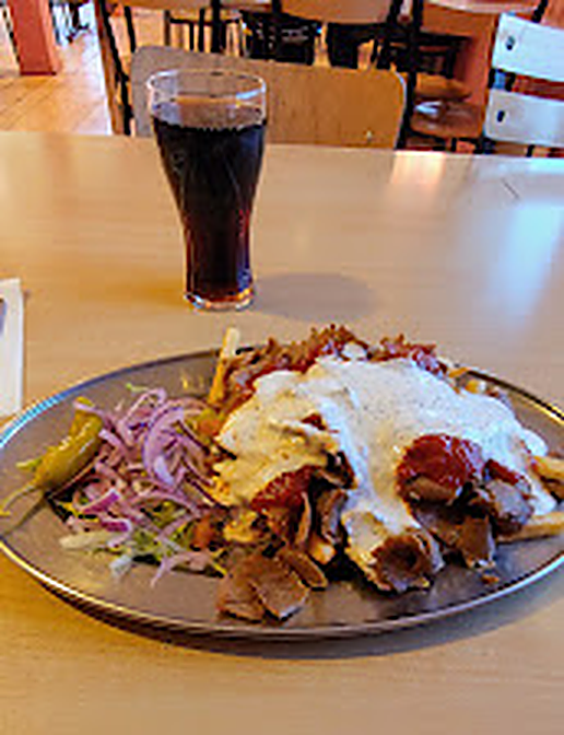 Kebabtallrik med pommes, sås och sallad